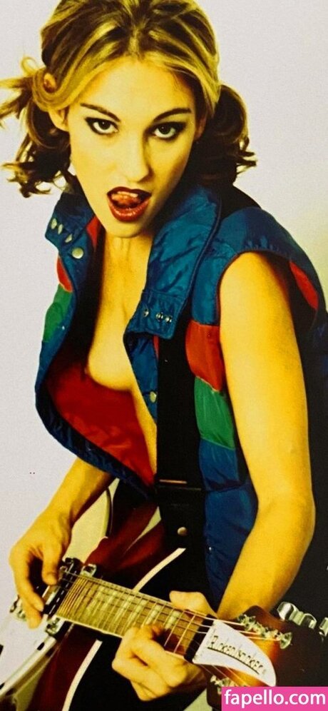 Amy Jo Johnson star hot pic