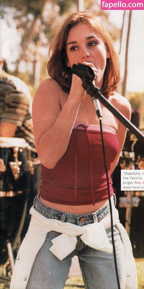 Amy Jo Johnson star nude photo