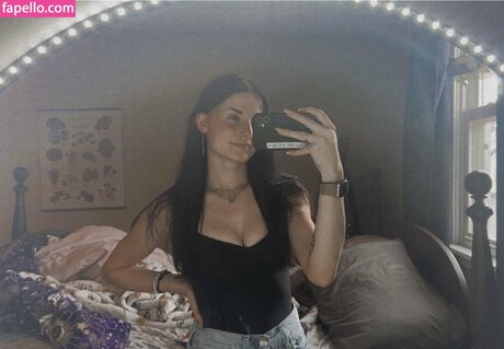 Emileesilvey sex actress pictures