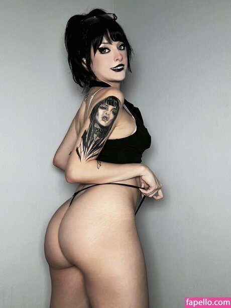 Bell Bo Baggins model beautiful photo