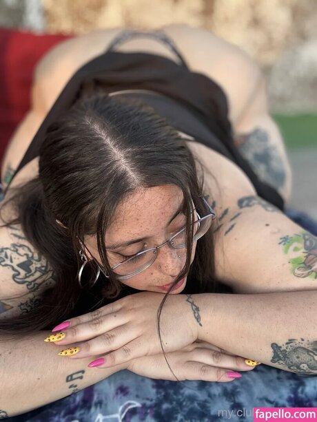 Mizztikaa pornographic model pics