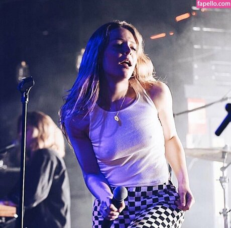 Maggie Rogers model hd images