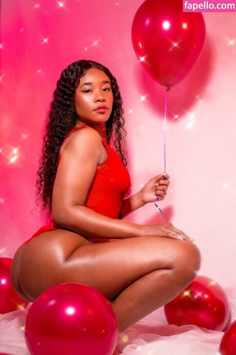 Hallybans naked star image