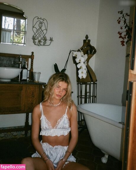 Ellie Thumann Profile pic