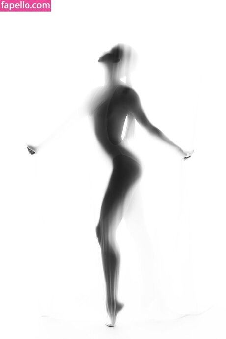 Eva Lee Model star art pic