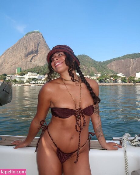 Priscila Evelyn art model galleries