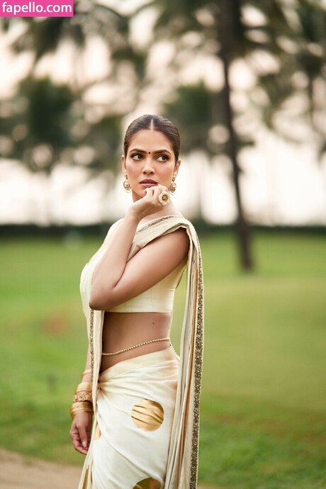 Malavika Mohanan model hot photo