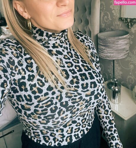 Polly Pocket The Profiteer model top pictures