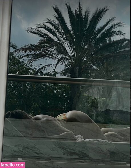 Ellesweats pornographic star pic