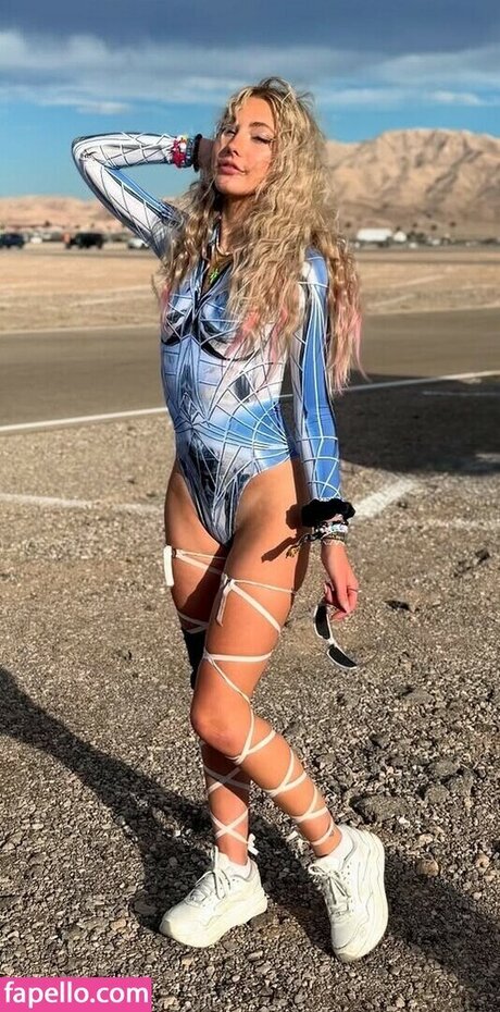 Caroline Ambrose art model image