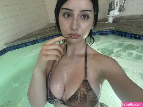 hldmahnd nude pornstar image