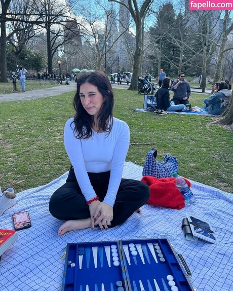 Brooke Averick model top img