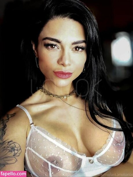 Antonella R os sexy model pic