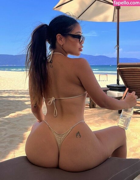 Moraigne model erotic pictures