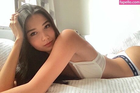 angadobo naked model photo