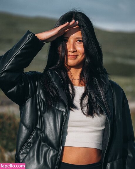 angadobo sexy model img