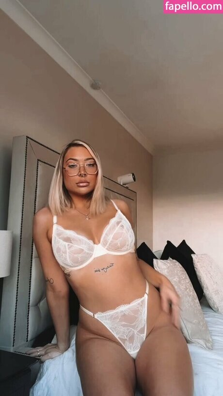 Holliem Parsons naked star pictures