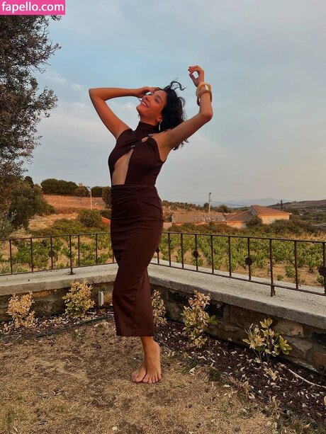 Ayb ke Pusat star sexy picture