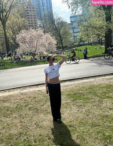 Lily Mo Sheen naked model pic