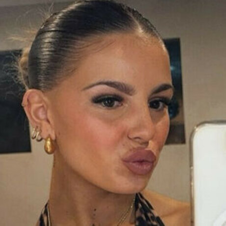 tayschubertt porn model photo