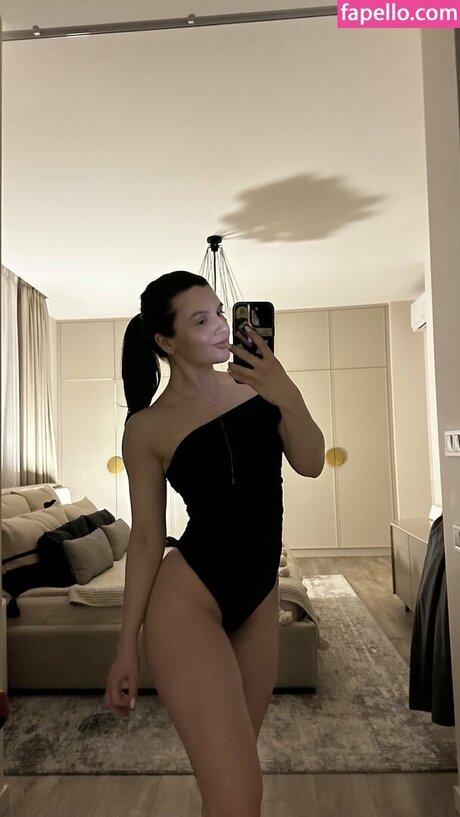 glazalinkaaa pornographic model picture