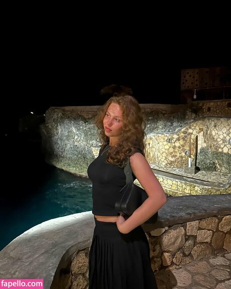 Rhode Kok nude model picture