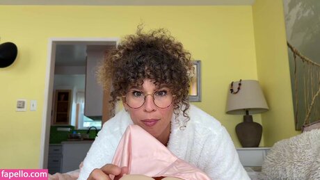 VibeWithMolly star erotic pics