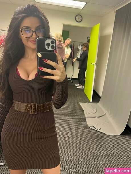 DCU Women exclusive model image