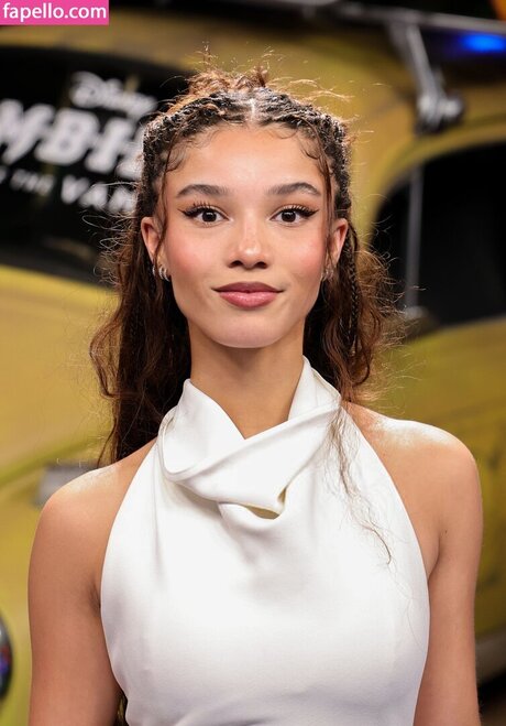 Malia Baker star erotic photos