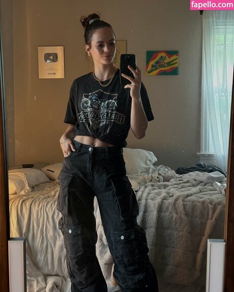 Corinne Nicewick hd actress img