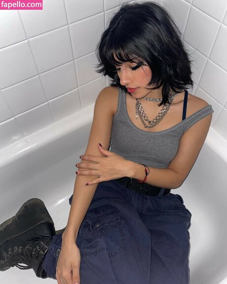 Violent Vira adult model img