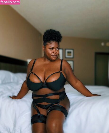 Brita Be Like model hot pic