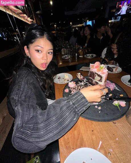 Momona Tamada art model pics