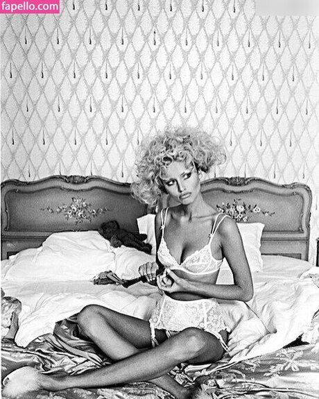 Adriana Karembeu model hot images