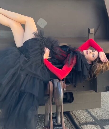 Funda Vanroy nude model photo