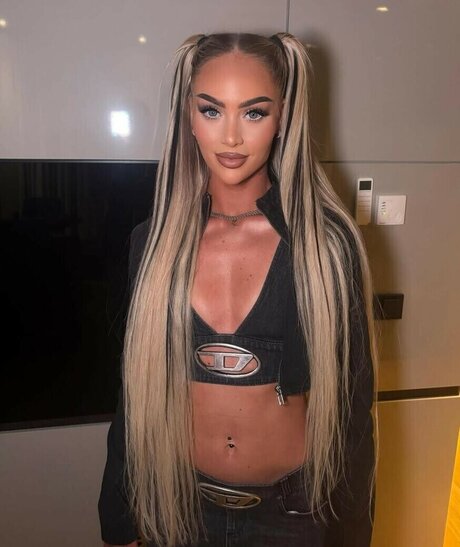 Alisha Lehmann nice actress photos