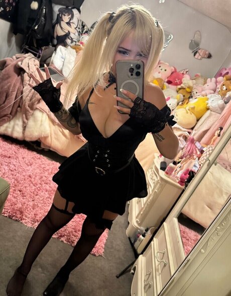 Ravegirlrori nude model pics