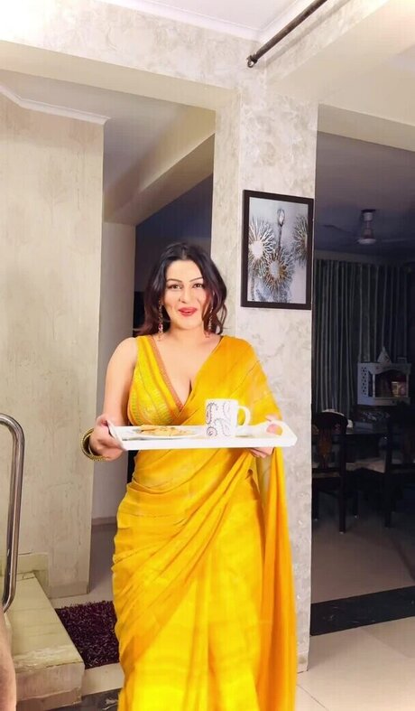 Yamini Malhotra naked model img