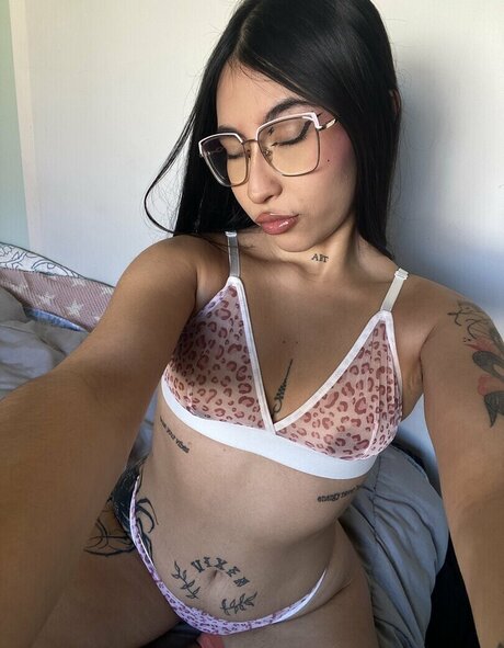 Glowww777 model high quality pictures