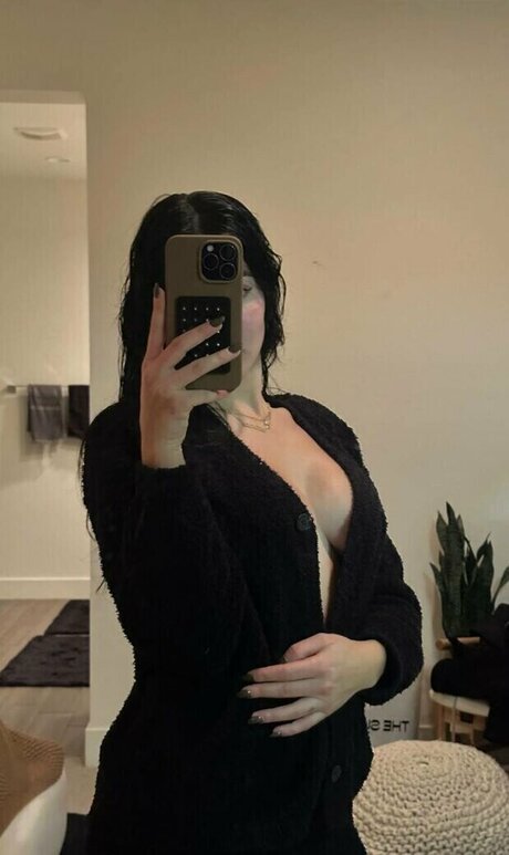 Sara Hesri nude model galleries