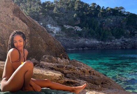 Lou Llobell sex star pic