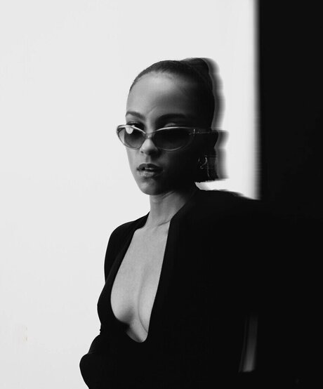 Lou Llobell star pornographic picture