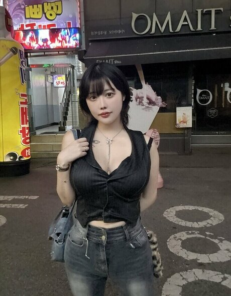 leelynchan star high quality pictures