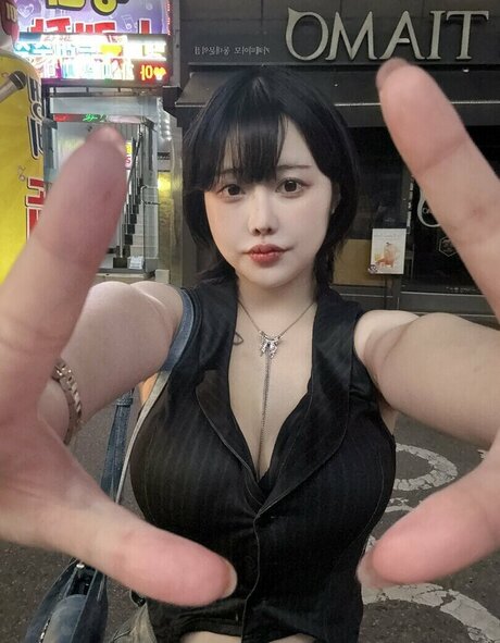 leelynchan exclusive actress images