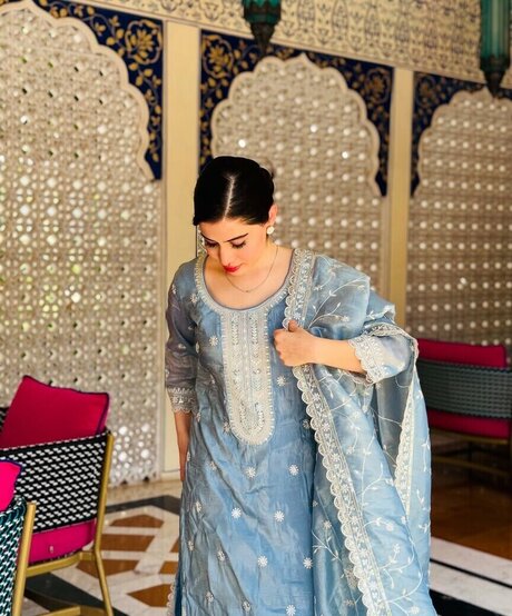 Urfi Javed star free images