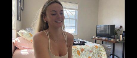 Beez ASMR high quality actress image