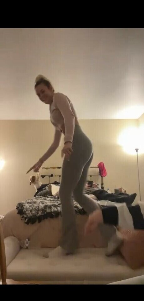 Beez ASMR pornstar naked photo