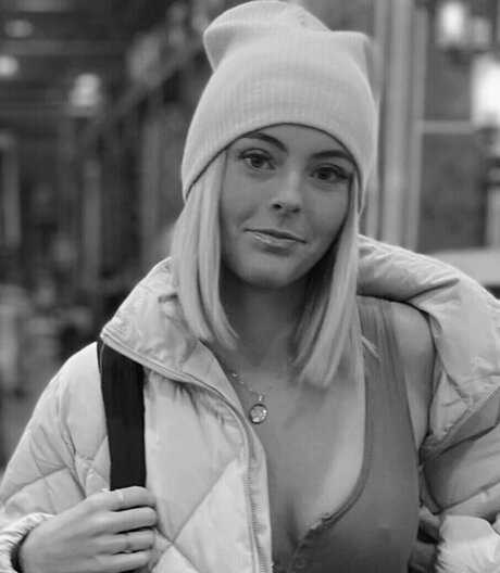 Beez ASMR pornstar erotic image