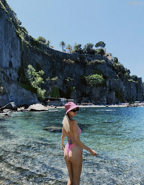 Leonie Hanne Profile pic