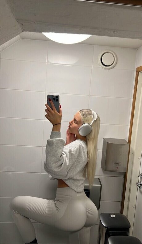 Annagretaaaa naked star pictures